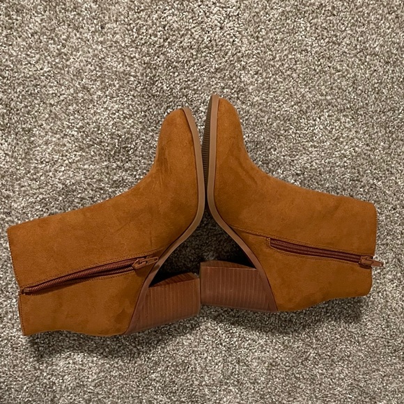 Gorgeous 6 1/2 Cognac Market & Spruce booties - Picture 2 of 7